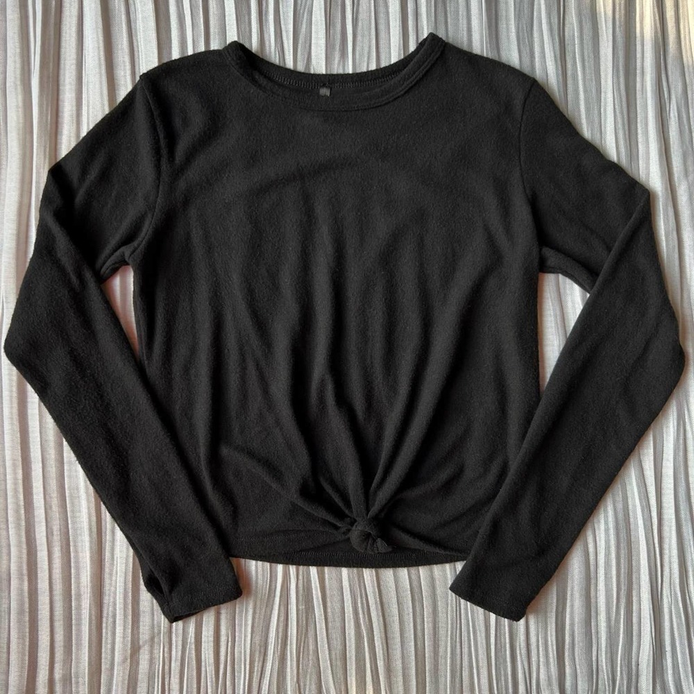 Black soft longsleeve shirt with knot at the bottom